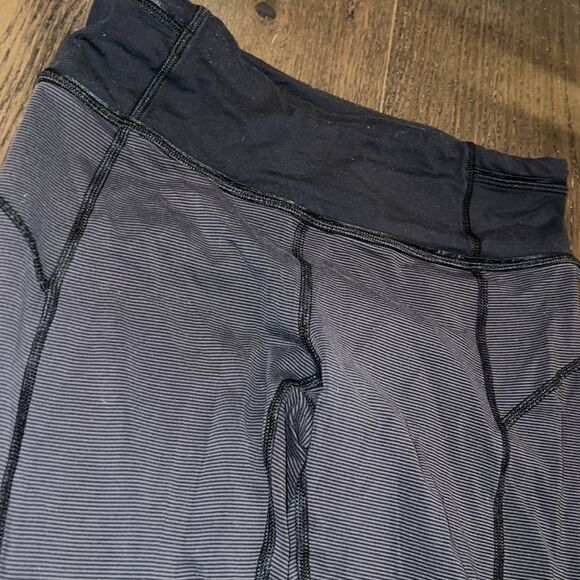 Lululemon
Leggings - Reflective bottoms - Picture 3 of 9
